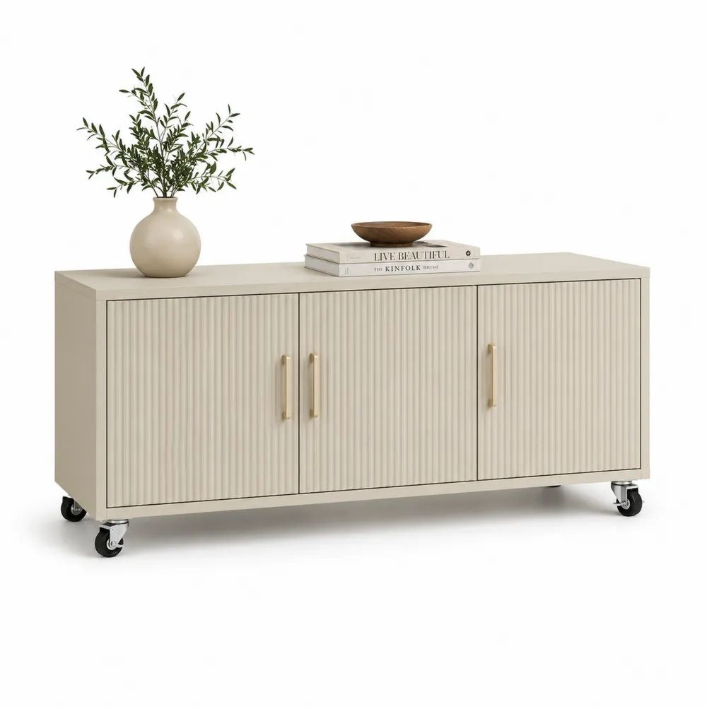 Meuble TV mobile rectangulaire en MDF beige avec 3 portes rainurées et 4 roulettes, 140 × 40 × 70 cm