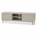 Meuble TV bas rectangulaire en bois et métal gris taupe, 2 portes, étagère centrale et pieds en bois naturel, 140 × 40 × 50 cm
